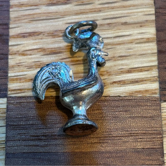 Rooster Charm - Very Cute , lots of detail.  Perfect for jewelry or craft piece. - Picture 3 of 6